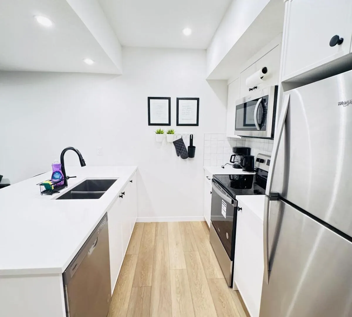Cozy 2 Bedroom Suite Self Check In Free Park Pass YYC
