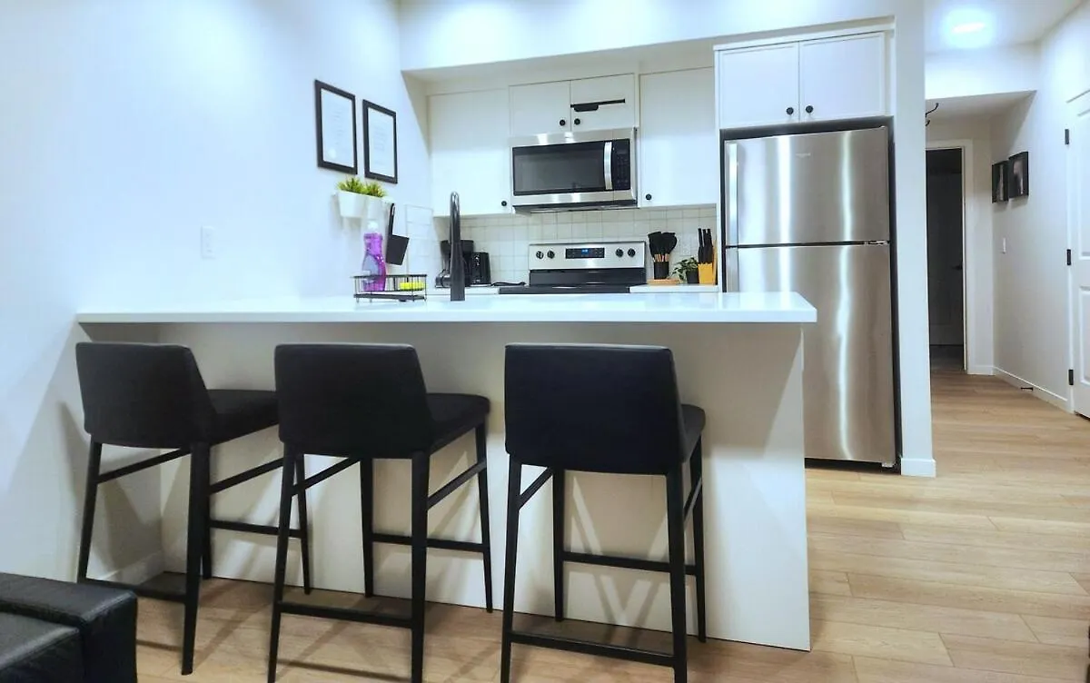 Cozy 2 Bedroom Suite Self Check In Free Park Pass YYC 아파트