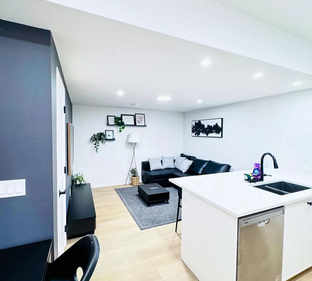 Cozy 2 Bedroom Suite Self Check In Free Park Pass YYC 아파트
